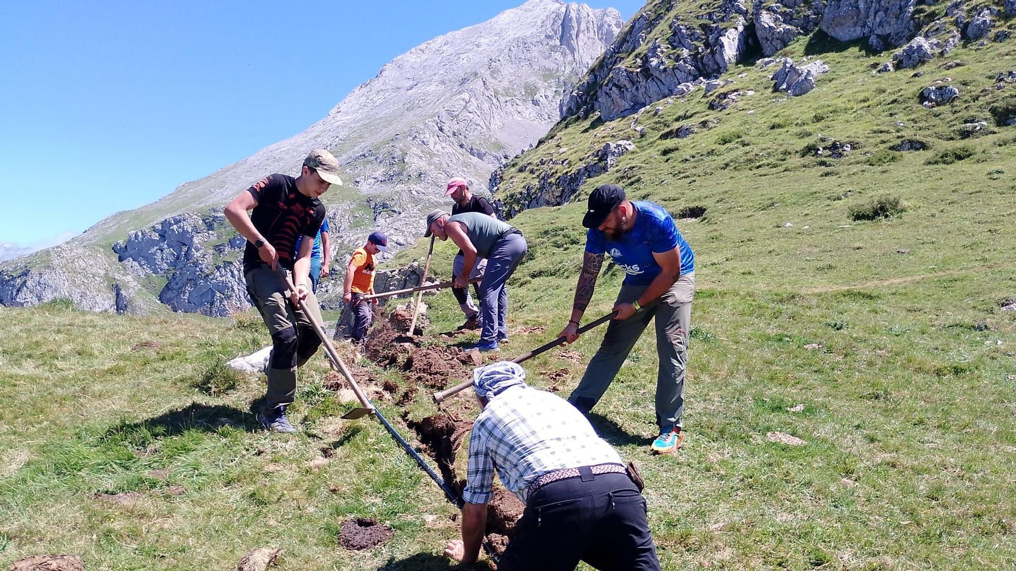 Los ganaderos trabajando en el soterramiento de la manguera