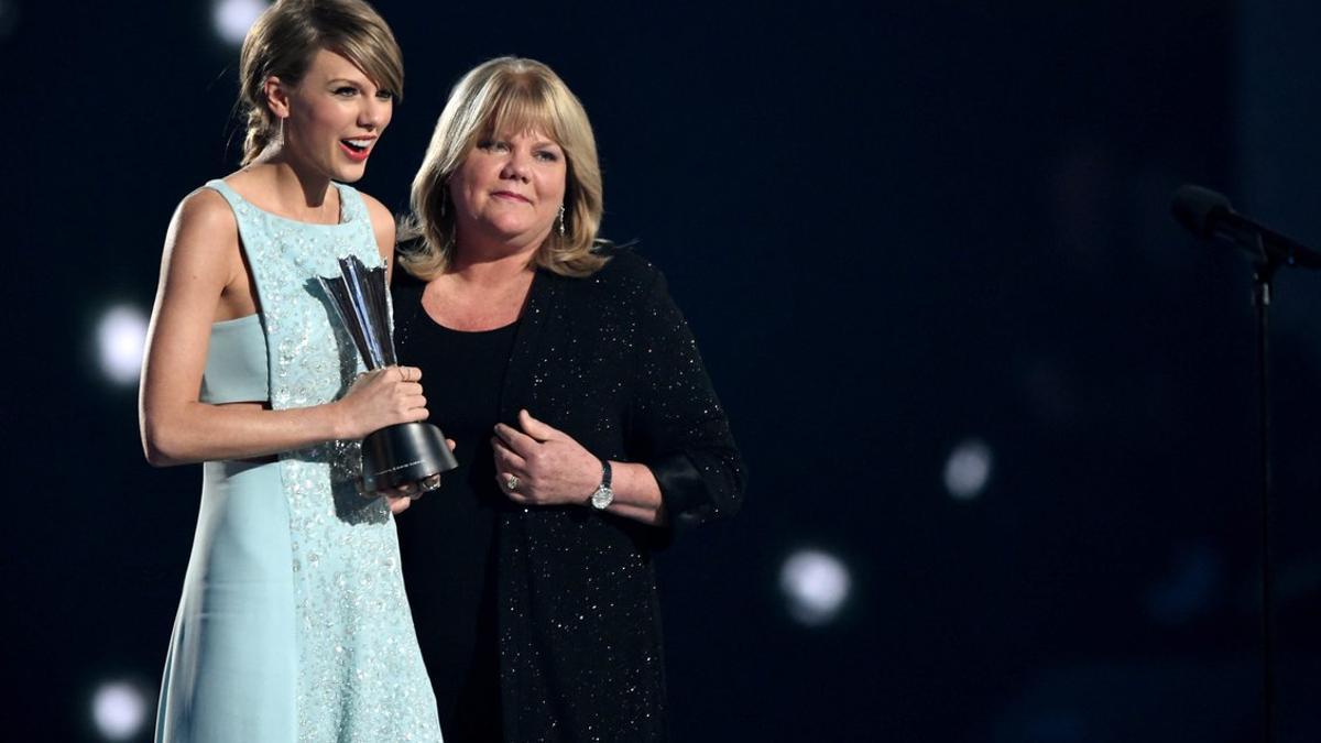 Taylor Swift recibe el premio de música country Milestone de manos de su madre, Andrea, en agosto del 2015.