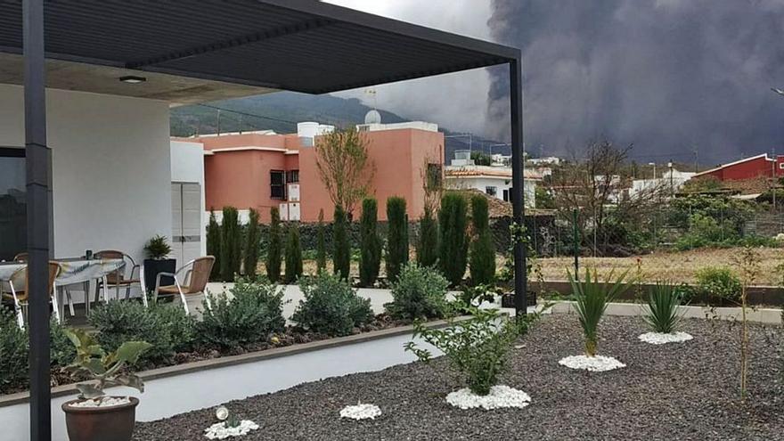 Vista de la erupción volcánica desde el chalé en el que vive el algemesinense Aurelio Ferrís en el municipio de El Paso, en La Palma. levante-emv