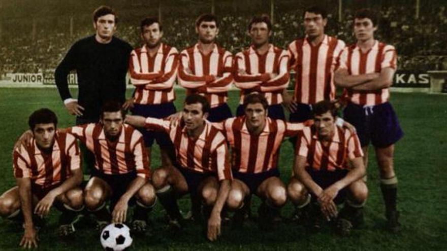 Una alineación del Sporting a comienzos de la década de los setenta. Por la izquierda, de pie, Castro, Echevarría, Alonso, Herrero I, Puente y José Manuel; agachados, Herrero II, Quini, Fanjul, Valdés y Churruca.