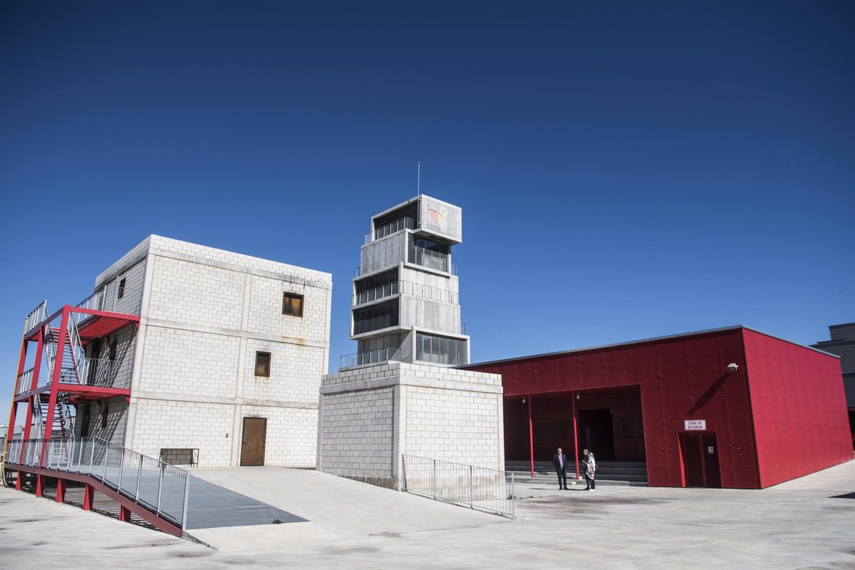 Imagen exterior del edificio, dentro del parque trujillano.