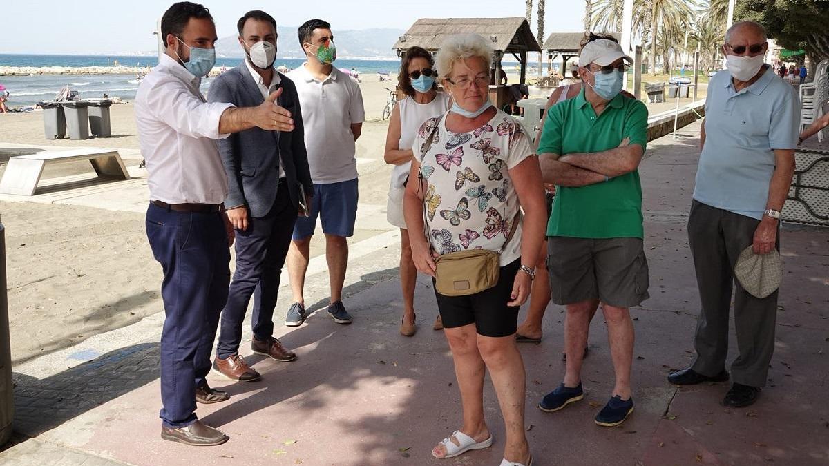 Daniel Pérez y otros concejales del PSOE, junto a vecinos en el paseo marítimo.