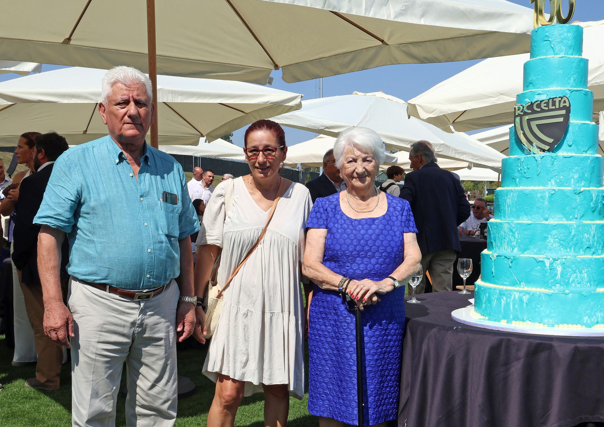 El Celta se rodea de su gran familia y de representantes institucionales por su centenario