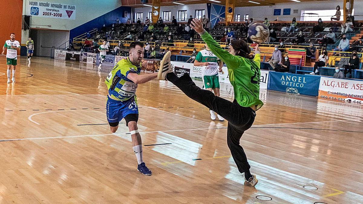 Sergio Sarasola bate al cancerbero del Handbol Bordils.