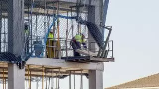 La falta de mano de obra multiplica por cinco el empleo indefinido en la construcción