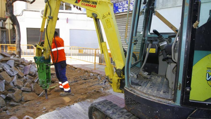 Un operari treballant a les obres del Pla de Barris de Blanes