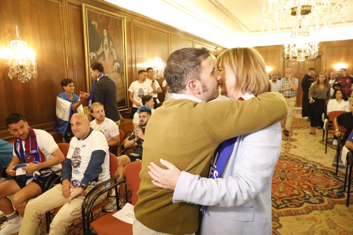 Diego Baeza abraza a Mariví Monteserín