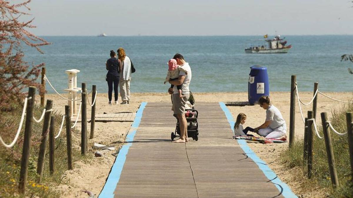 Primeros turistas en la playa de Canet.