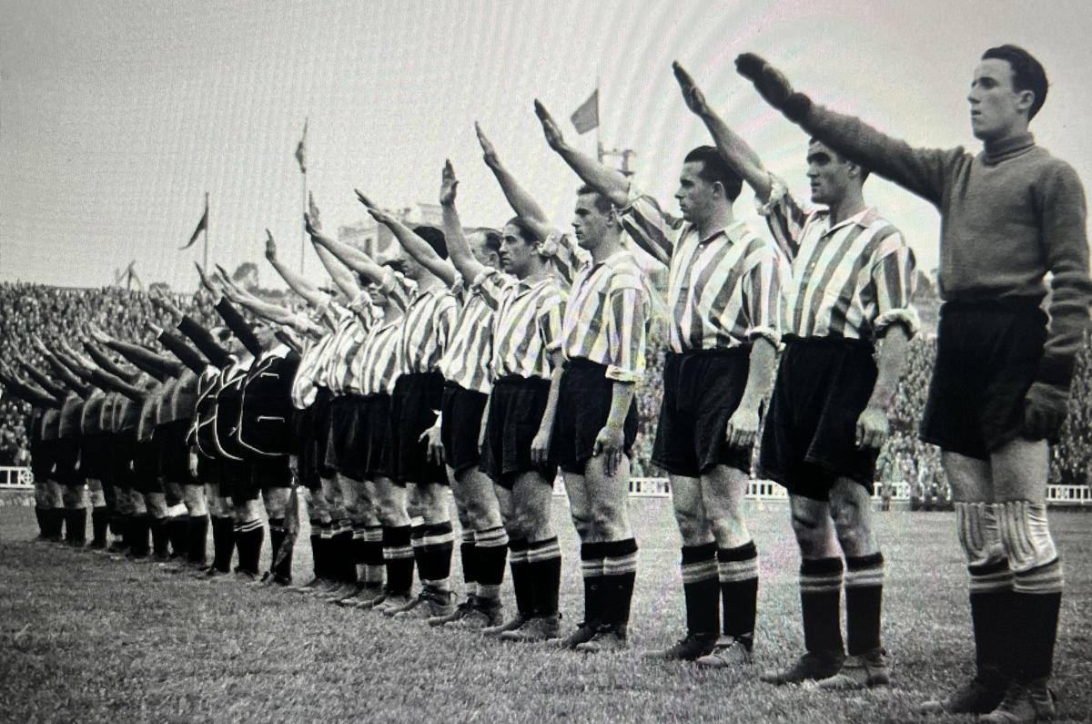 Los jugadores del Barça y el Athletic hacen el saludo fascista, en 1943, en Les Corts.
