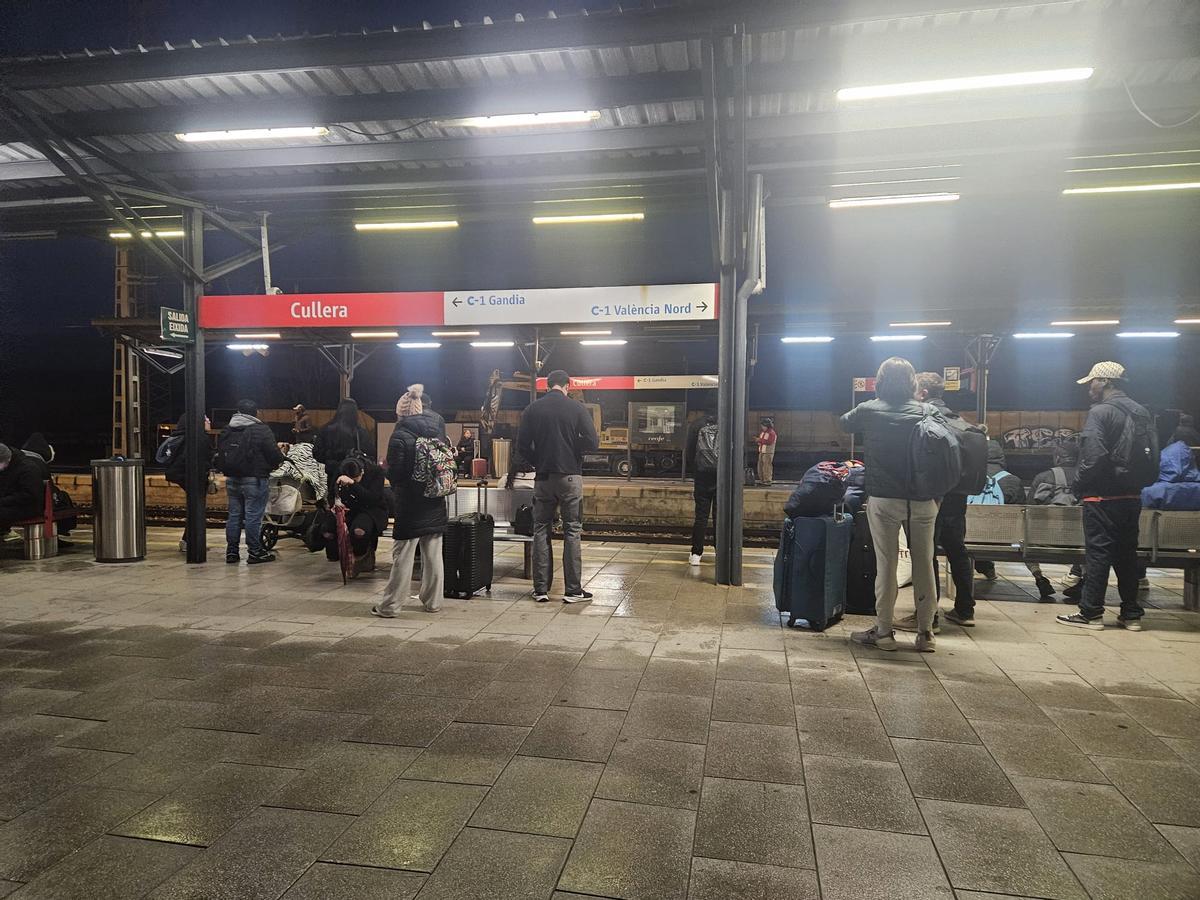 Usuarios del servicio de Cercanías, en la estación de Cullera.