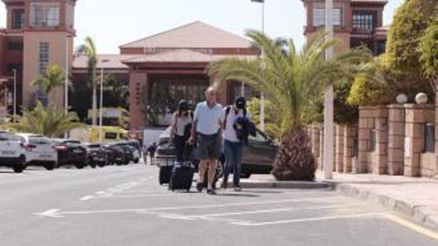 Salida de algunos turistas alojados en el hotel de Adeje.