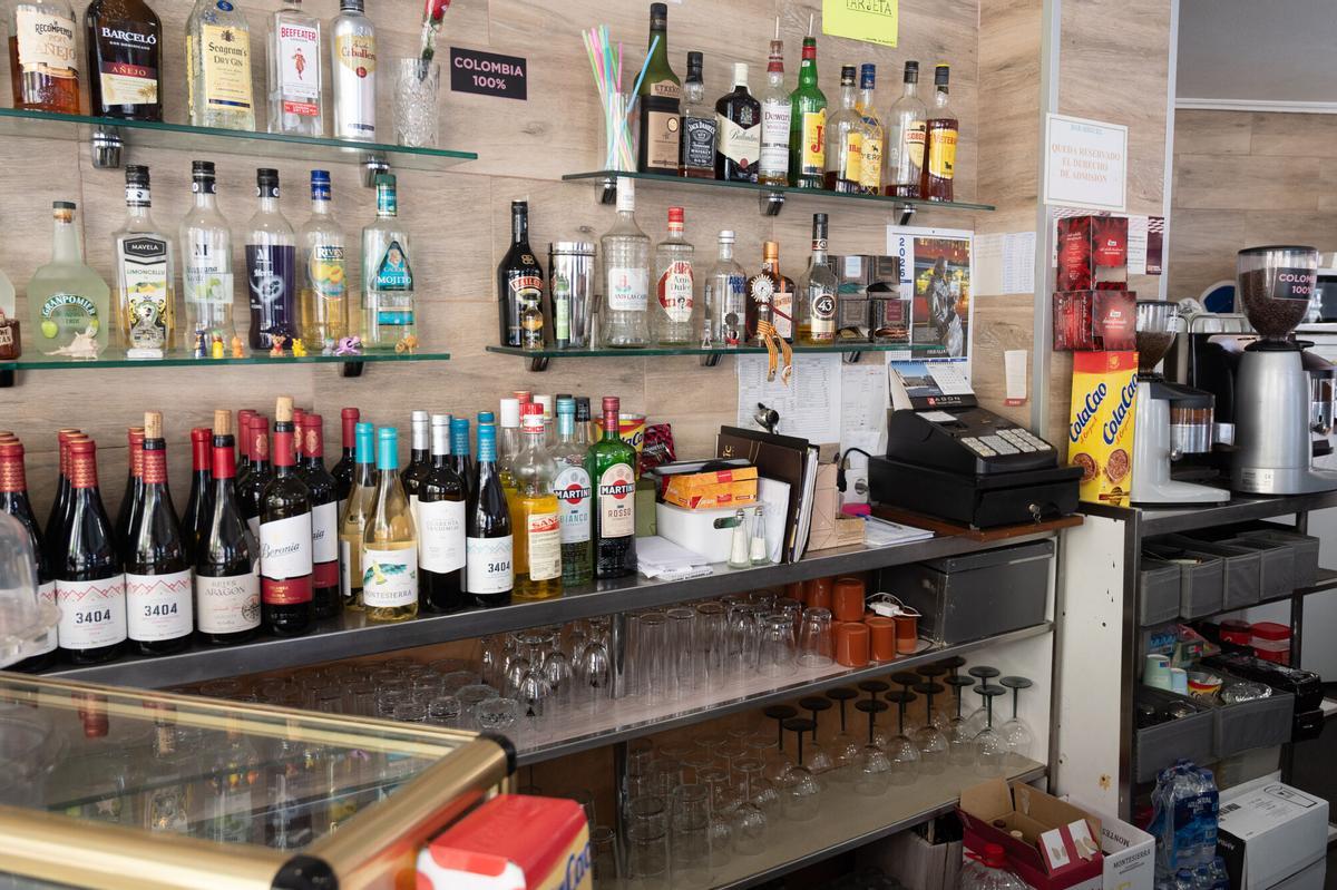 En imágenes | Bar Miguel, en Zaragoza, un sitio 'de toda la vida' con bocadillos de calamares a 3,50 euros: "Comida casera, de la abuela y buena"