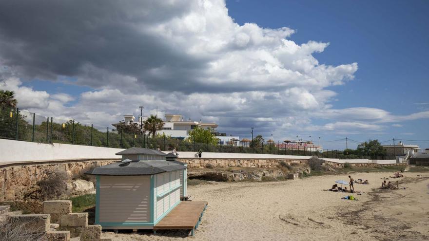 El Govern pide un informe a Costas sobre la situación del chiringuito de la playa del Peñón