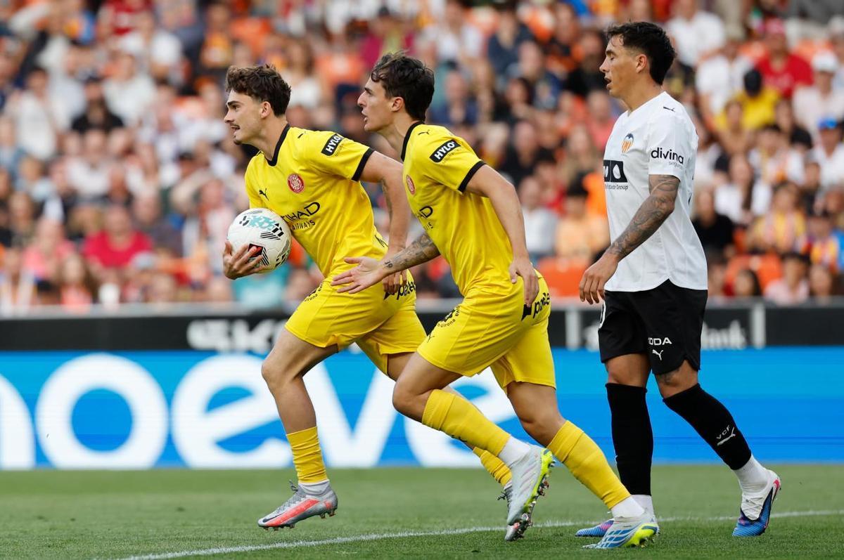 Joel Roca i Alejandro Francés celebren la diana del gironí per retallar distàncies a Mestalla