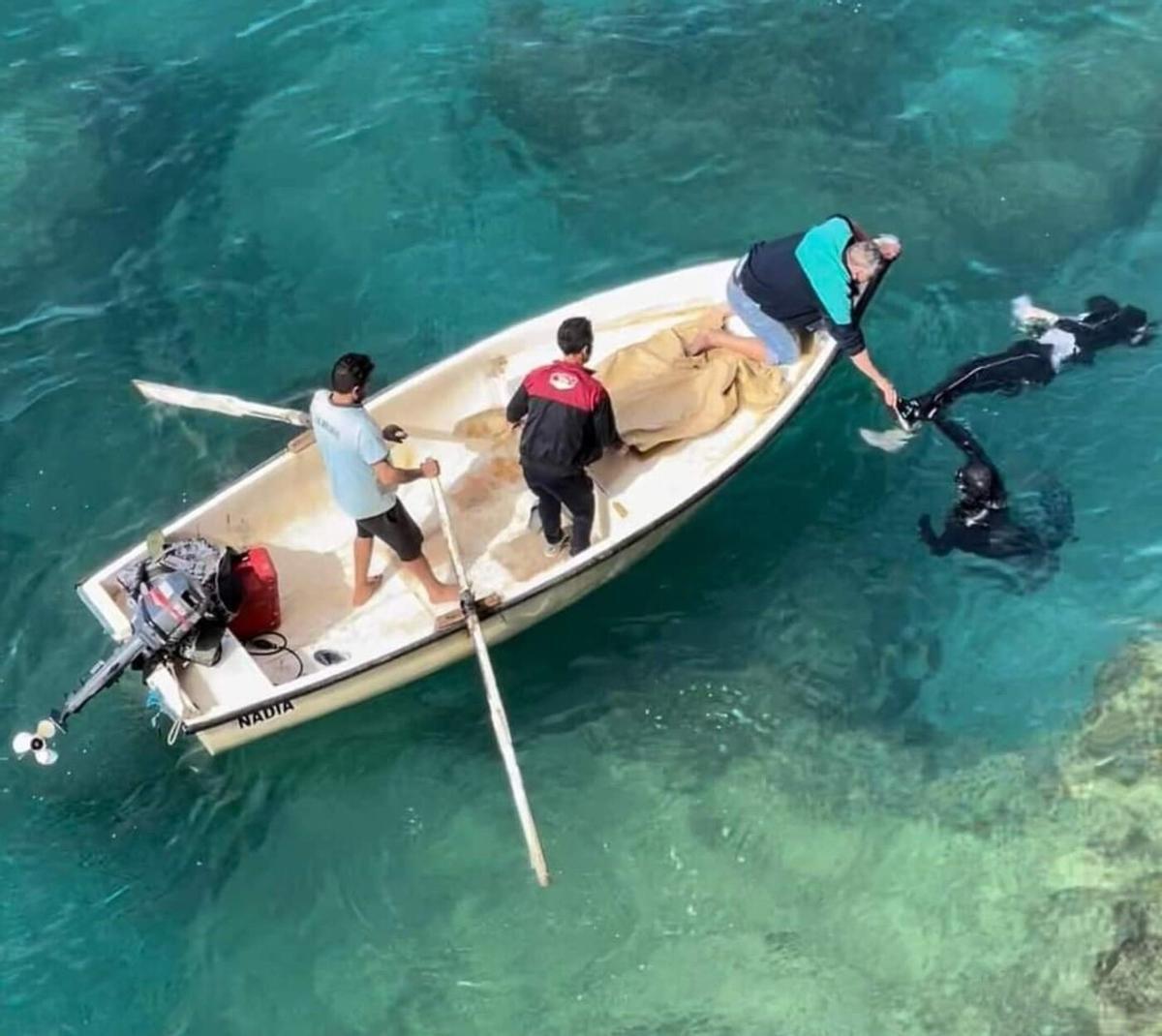 Fotografía del rescate de una persona en una patera en las costas argelinas