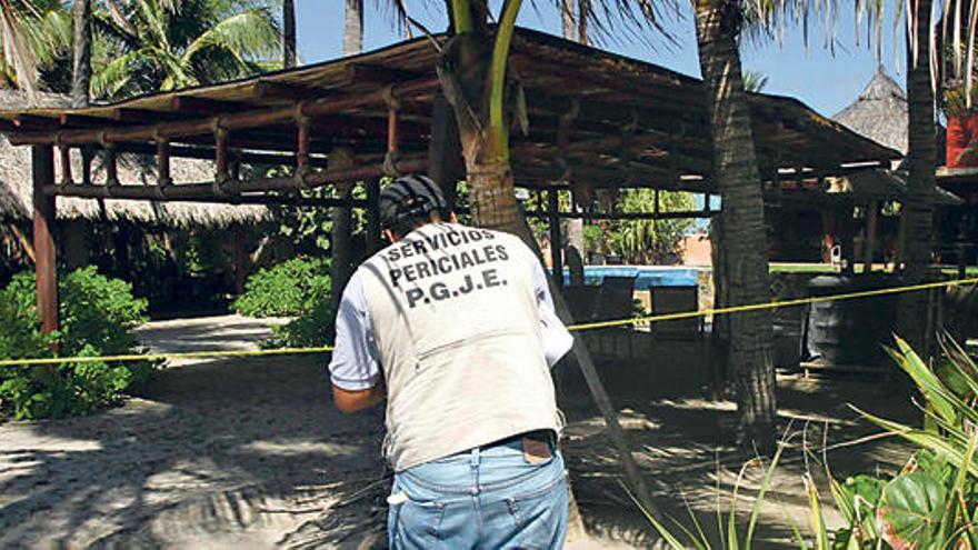 Un policía, en el complejo en el que seis turistas fueron violadas.