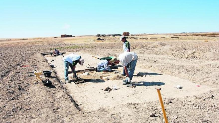 Una excavación busca nuevos tesoros  arqueológicos en las salinas de Villafáfila