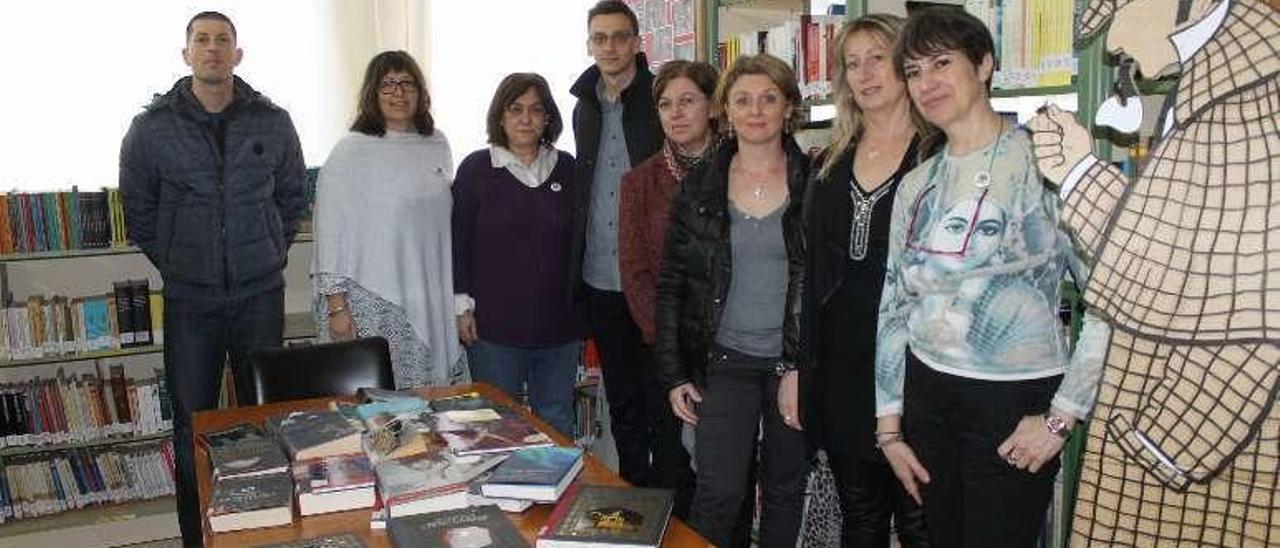 Por la izquierda, los profesores Nikola Vucemilovic, Camilla Ingemalm, Gema Hernández, Ivan Milardovic, María González, Mariel Martin, Severine Dorleáns y Piedad Gracia, en la biblioteca del Instituto de Luarca.