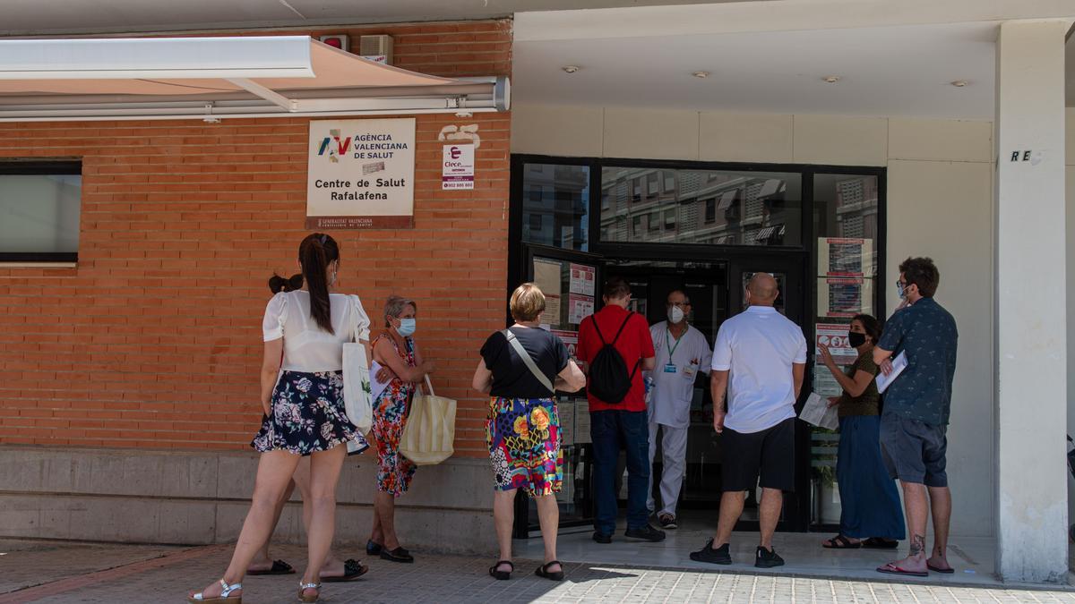 Colas en el centro de salud de Rafalafena en imagen de archivo.