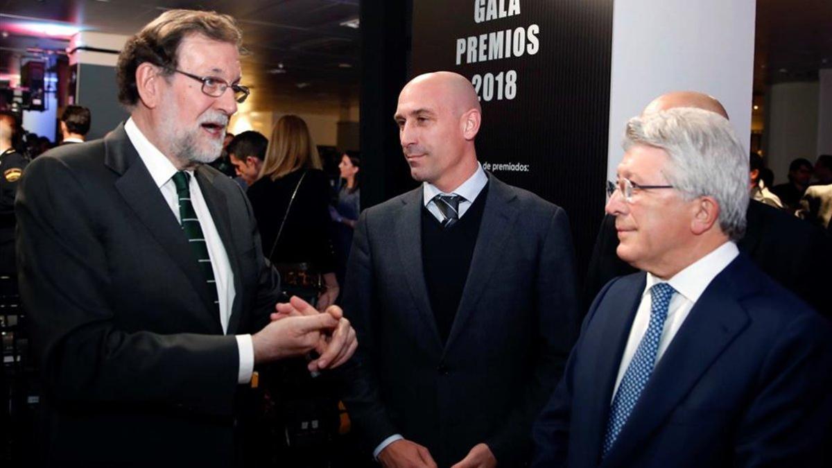 Mariano Rajoy conversando con Luis Rubiales y Enrique Cerezo