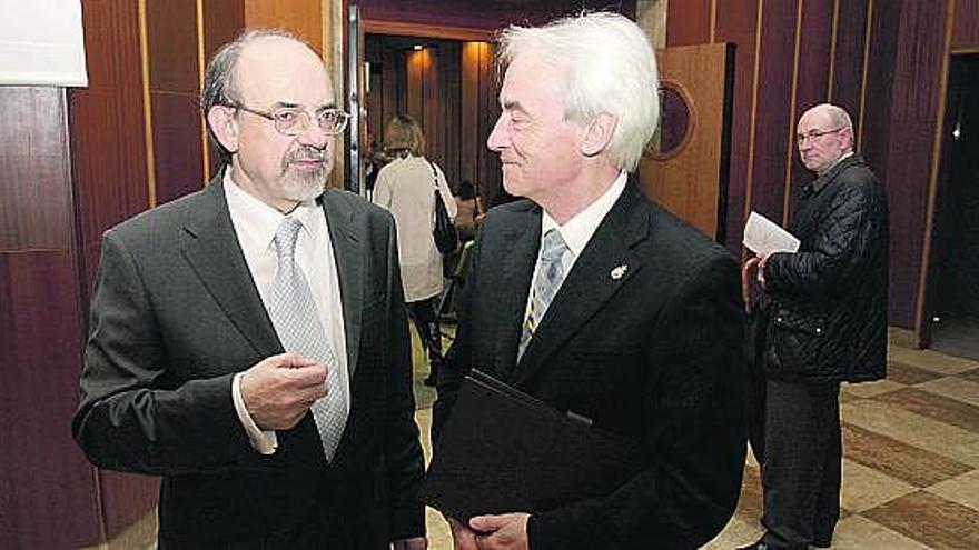 Ángel Jiménez Lacave, a la izquierda, y Manuel Álvarez-Uría, presidente de la Academia, minutos antes del acto.