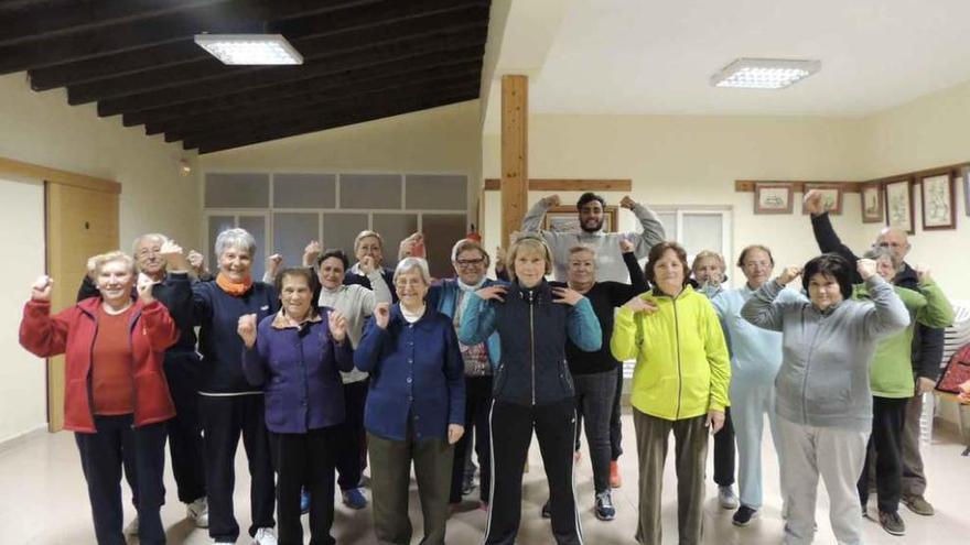 Vecinos de Brime de Urz que participan en las clases de gimnasia.