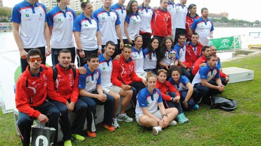 Los componentes del Kayak Tudense, en el podio de Sevilla. // FdV