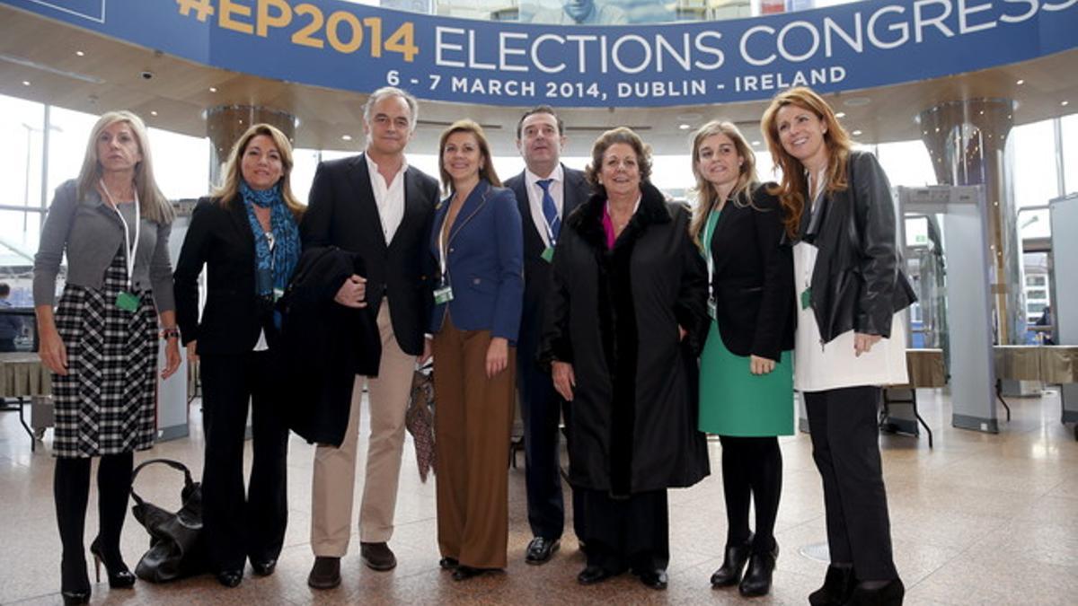 Cospedal (centro), González Pons (tercero por la izquierda), y la alcaldesa de Valencia, Rita Barberá (tercera por la derecha), entre otros, durante el Congreso del PPE, este jueves, en Dublín.