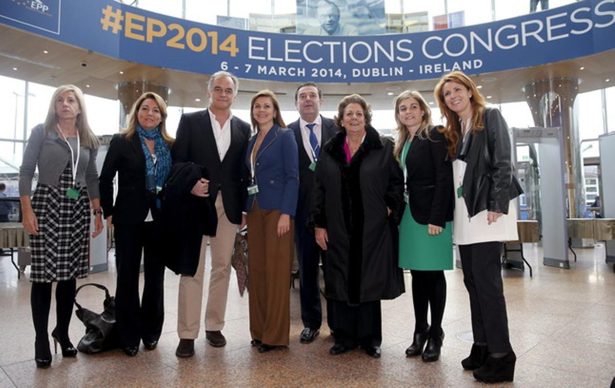 Cospedal (centro), González Pons (tercero por la izquierda), y la alcaldesa de Valencia, Rita Barberá (tercera por la derecha), entre otros, durante el Congreso del PPE en Dublín en el 2014.