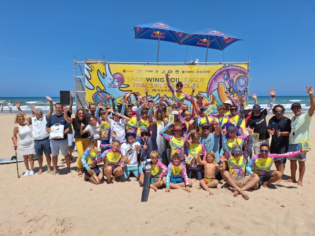 Los participantes del campeonato posan en la playa de Oliva.