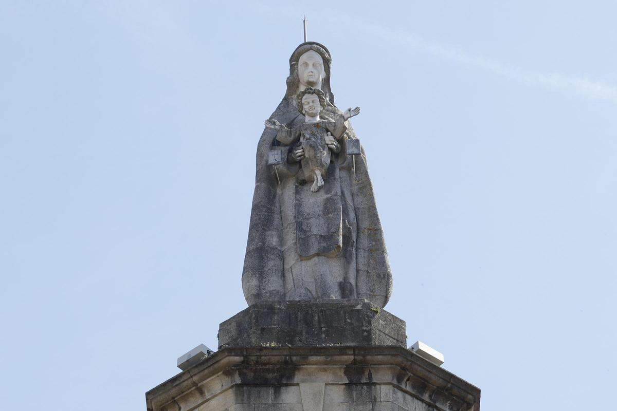 Escultura de la Virgen del Carmen y el Niño Jesús que corona la iglesia de López Mora.