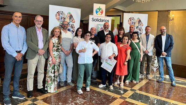 En la primera fila, Adrián Furmes, Raúl Rozada, Rosalía Fernández y Aurora Antón; en la fila de atrás, Jorge Lorenzo Rabanal, Ignacio Blanco, Encarnación Virgós, Francisco Pérez, Sonia Aladro, Jonatán Trujillo, Paulo García Díez, Leticia Cué, Santiago Traviesa, Alejandro Alonso y Bernardo Collada. | LUIS VEGA