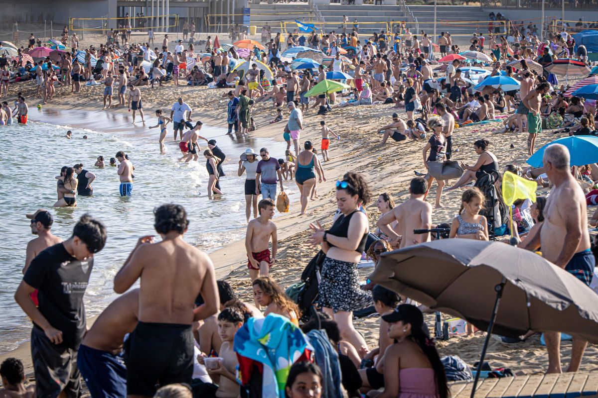 Barcelona recupera el ritmo normal en sus playas después de la verbena de Sant Joan