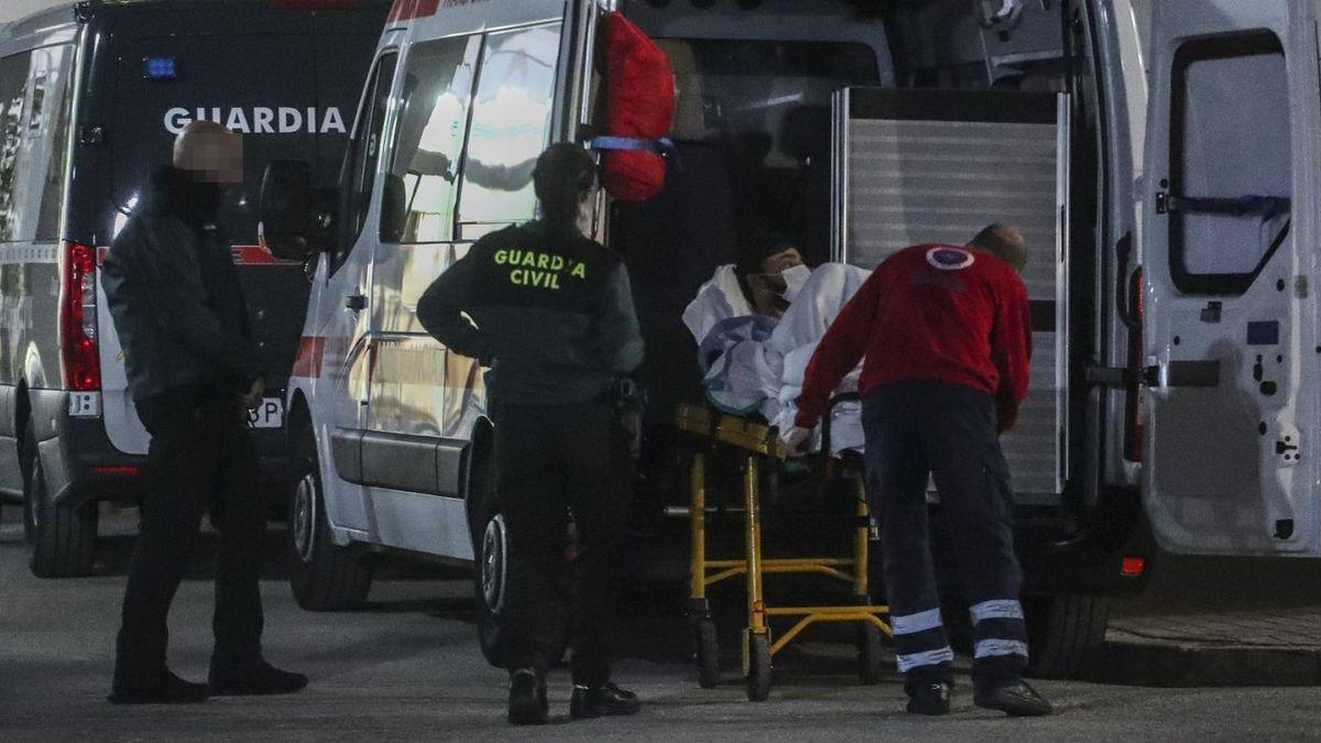 El presunto asesino en el momento de ser metido en la ambulancia que lo llevó a la cárcel custodiado por la Guardia Civil.