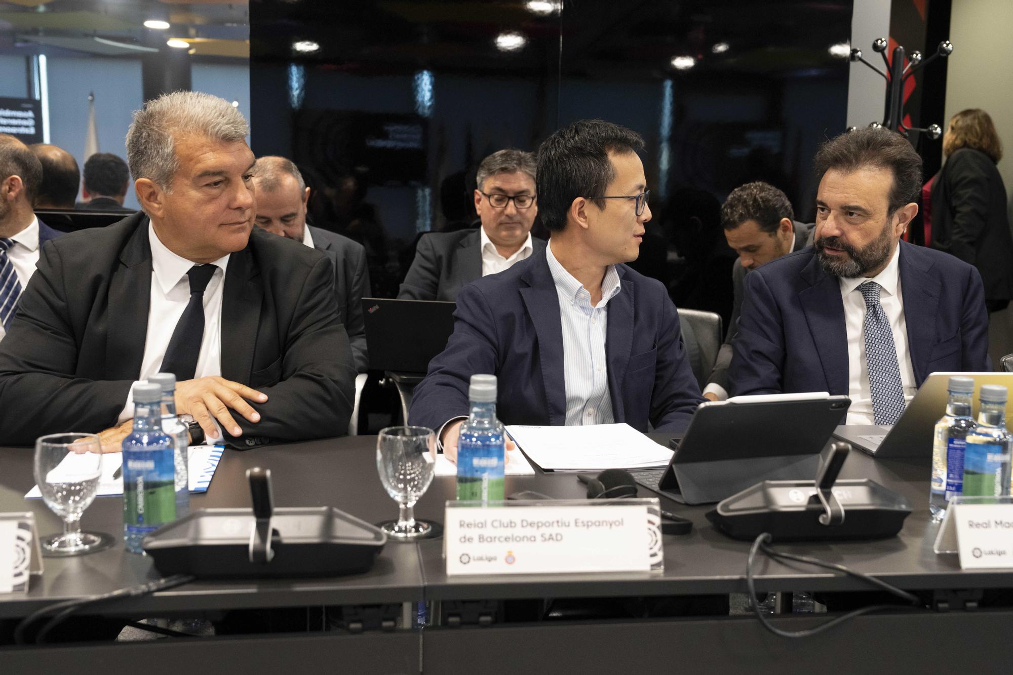 Joan Laporta (Barça), Mao Ye (Espanyol) y José Ángel Sánchez (Real Madrid), este miércoles en la asamblea extraordinaria de LaLiga.