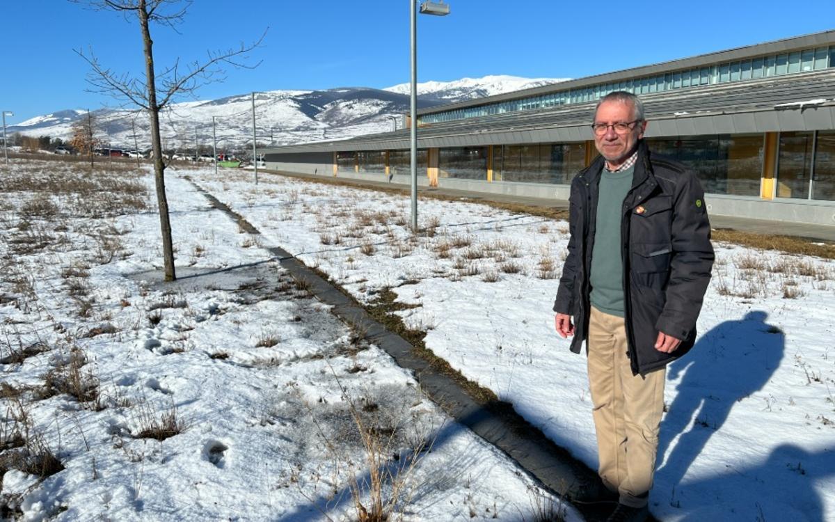 El director general de l'Hospital Xavier Conill davant l'edifici