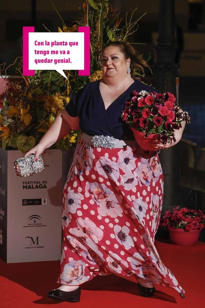 Itziar Castro cogiendo una planta en el festival de Málaga