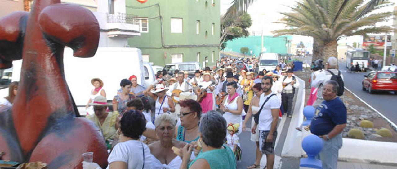 El ídolo de Tara, que acompañó a los participantes ayer en Melenara.