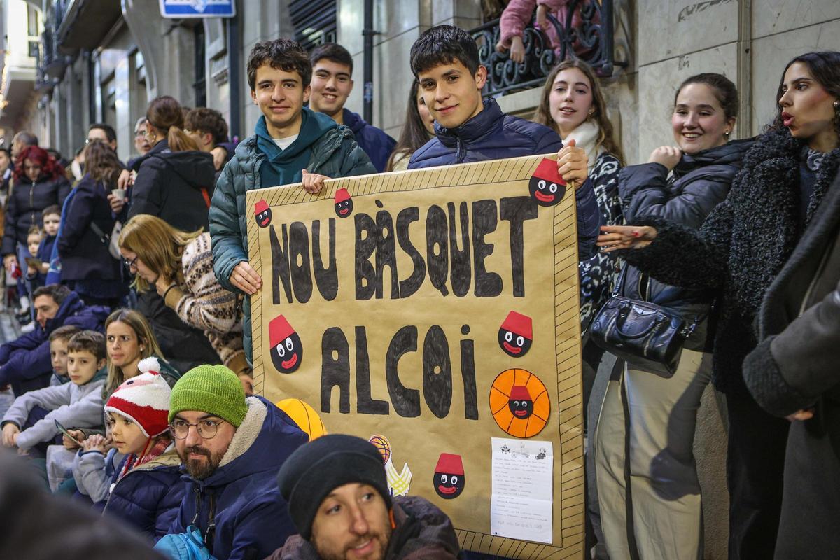 El Embajador Real y la entrega de cartas a las burritas llenan de ilusión las calles de Alcoy
