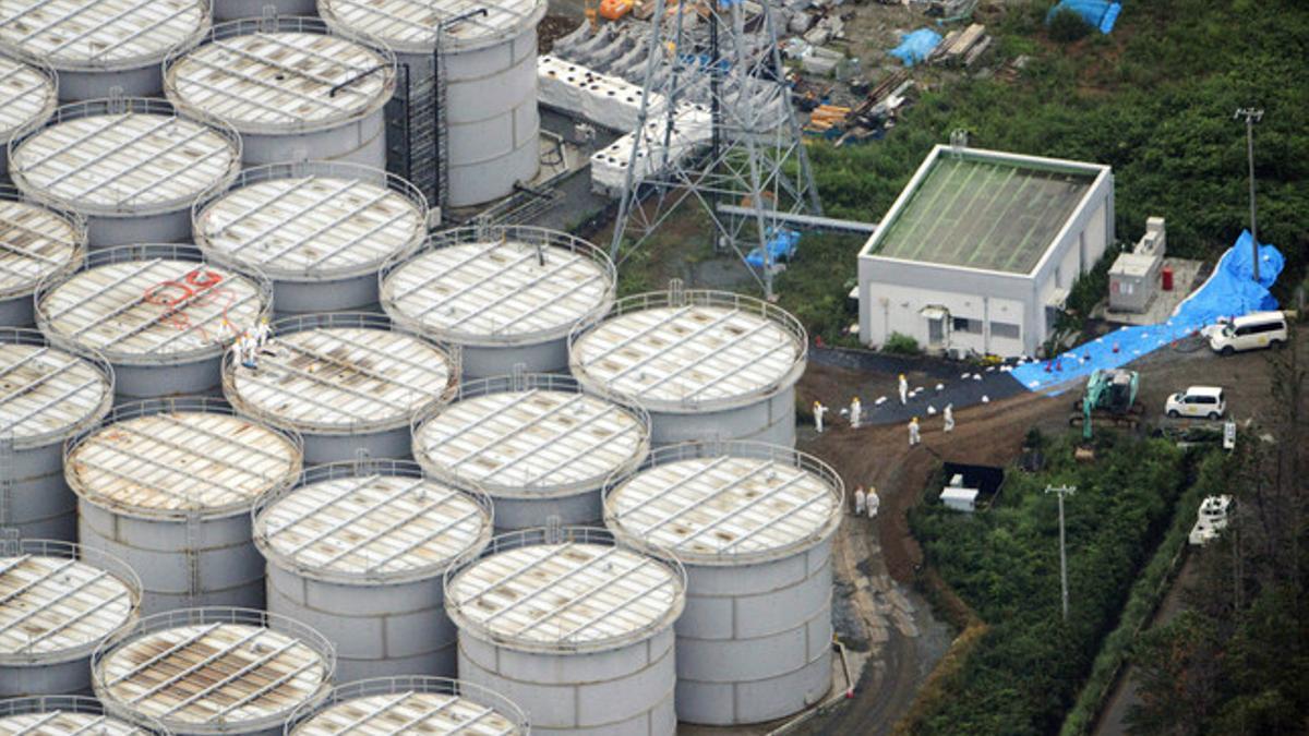 Los tanques donde se almacena el agua empleada para refrigerar los reactores dañados en la planta de Fukushima.