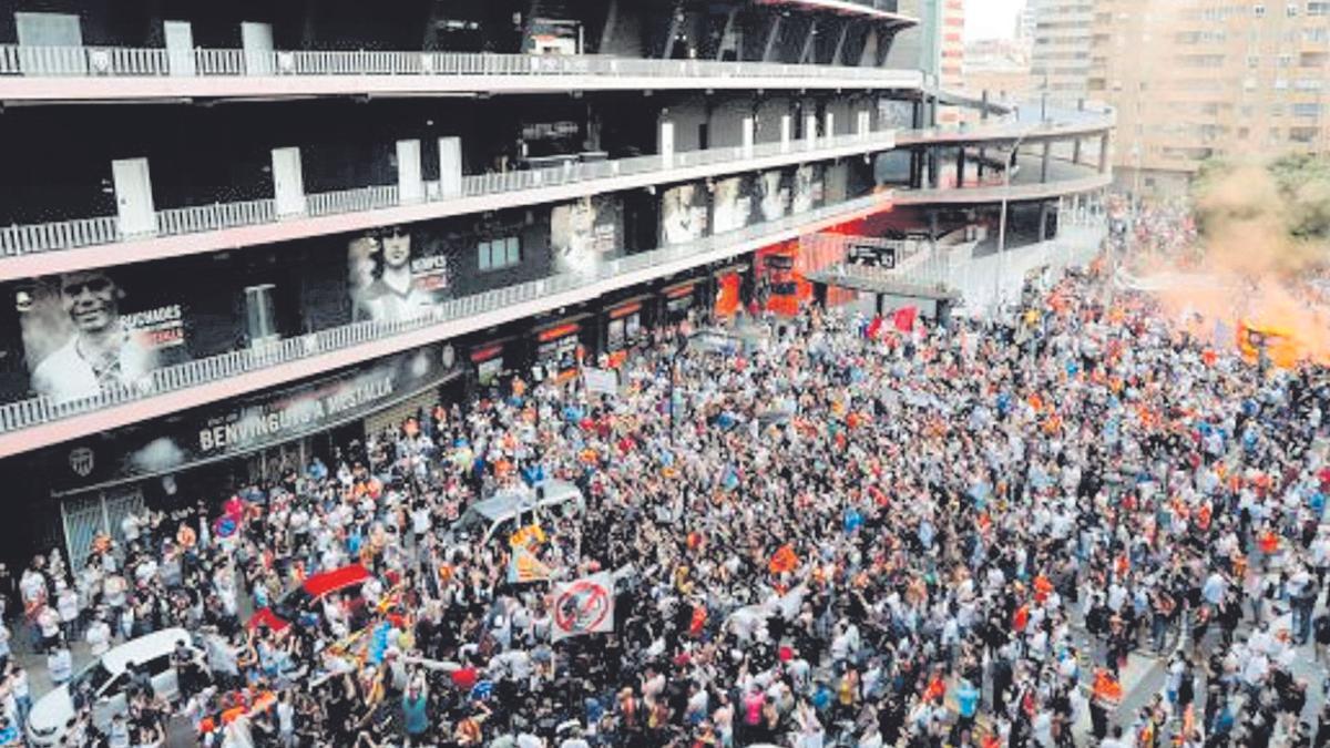 Protesta contra Meriton en las puertas de Mestalla