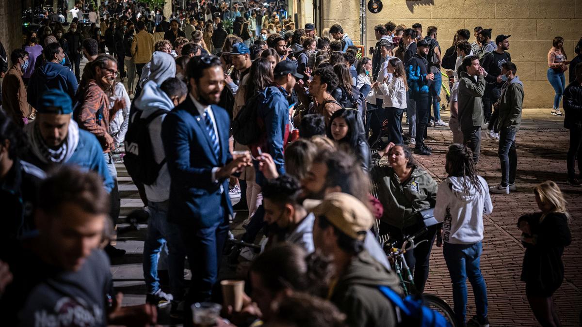 Aglomeración de personas bebiendo en la calle el pasado mayo en El Born de Barcelona.