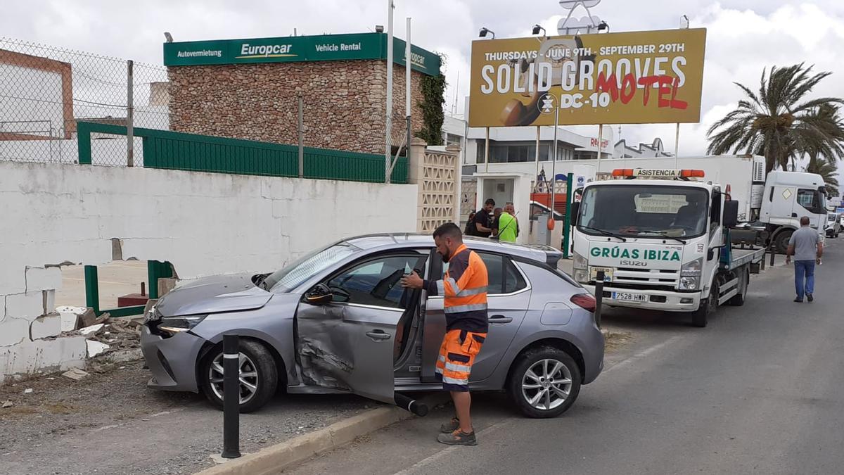 El coche ha girado sobre sí mismo y ha impactado contra el muro en la carretera del aeropuerto.