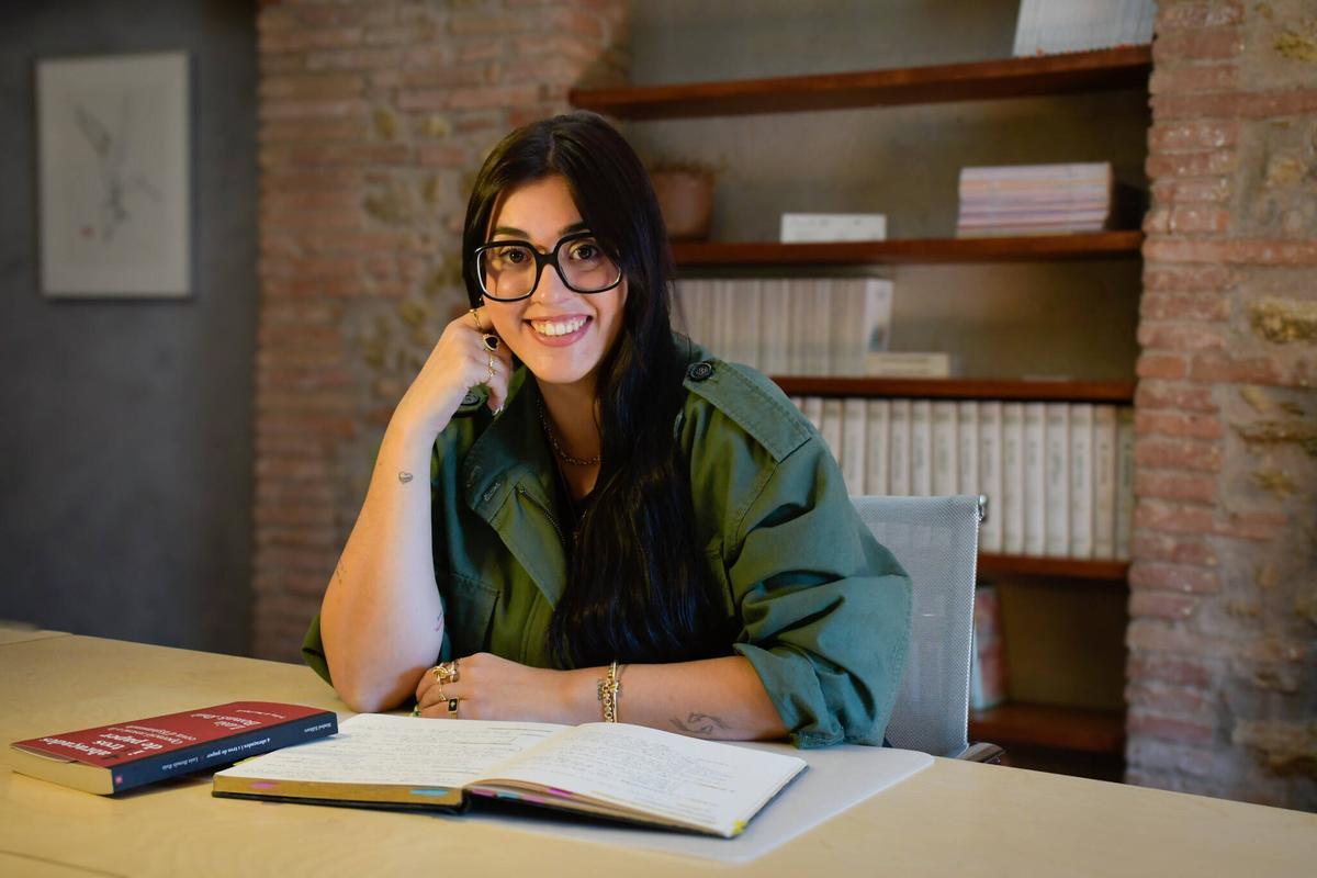 Laia Bonals, redactora de EL PERIÓDICO, con su libro '4 abraçades i 1 tros de paper'