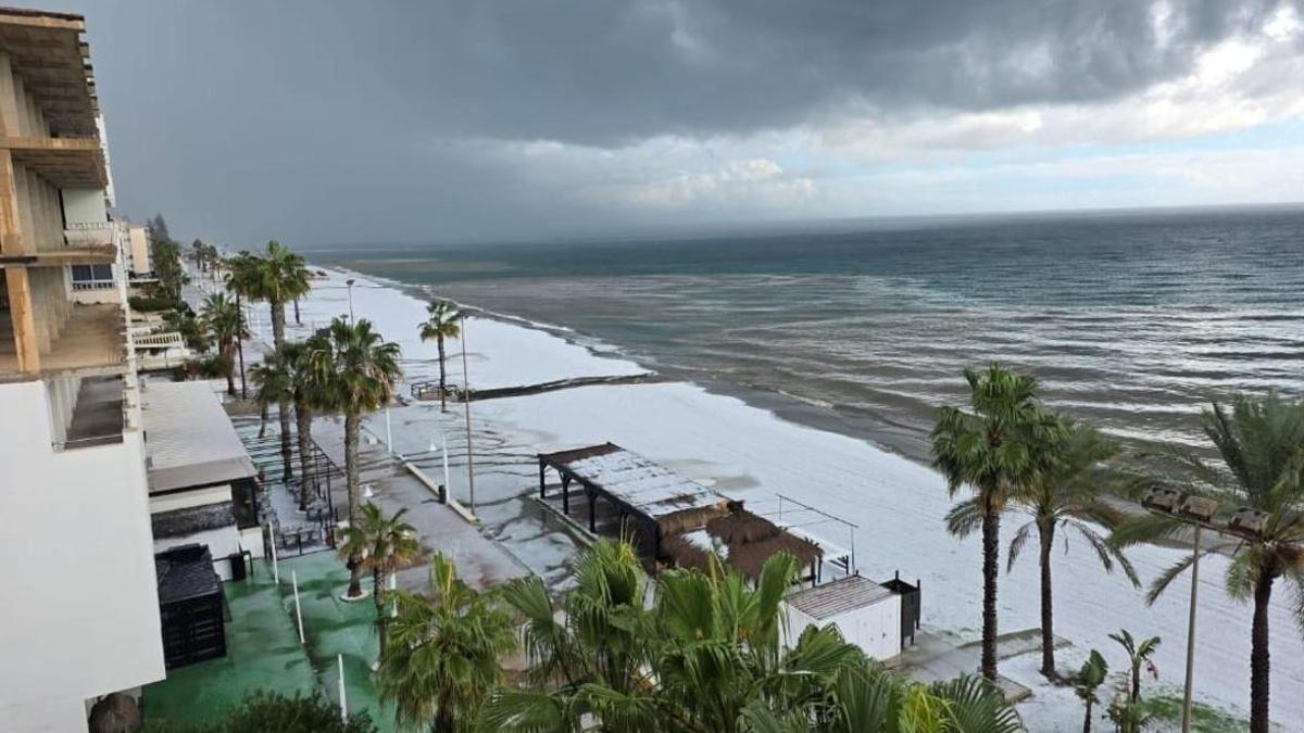El granizo caído en Nochebuena dejo cubierta de blanco la playa del Rincón de la Victoria
