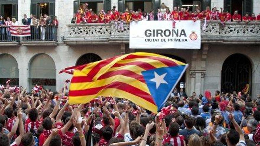 L&#039;afició gironina celebra l&#039;ascens a Primera, a la plaça de l&#039;Ajuntament