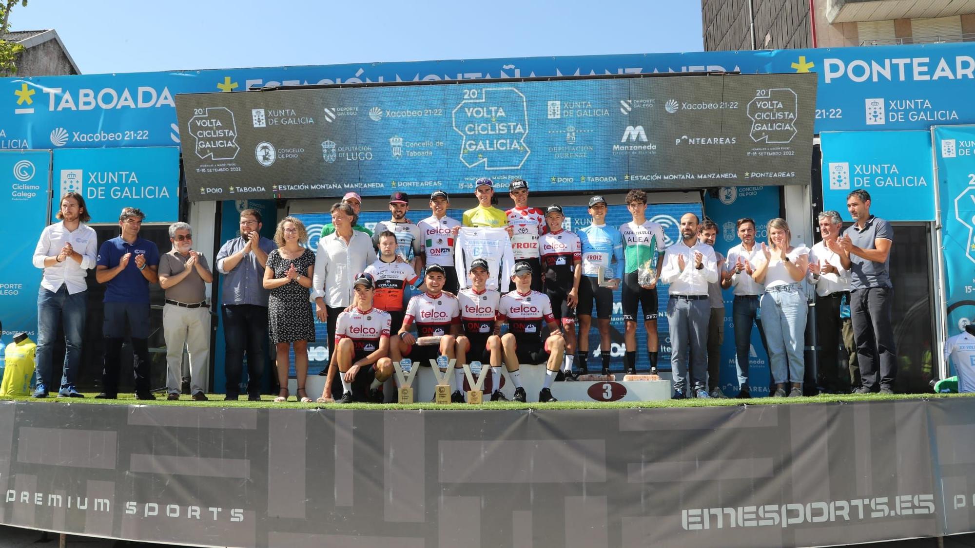 Foto de familia con ganadores y autoridades.