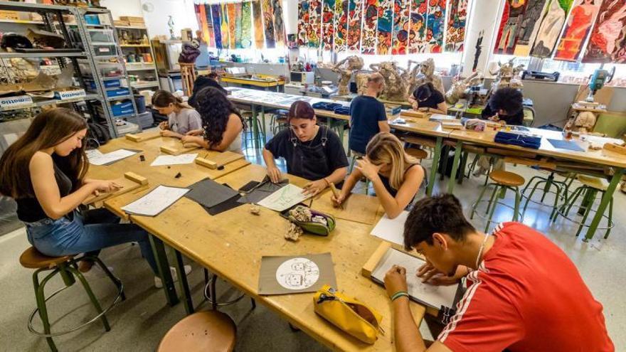 Alumnos y alumnas de Secundaria durante una clase de Artes Plásticas.  david revenga