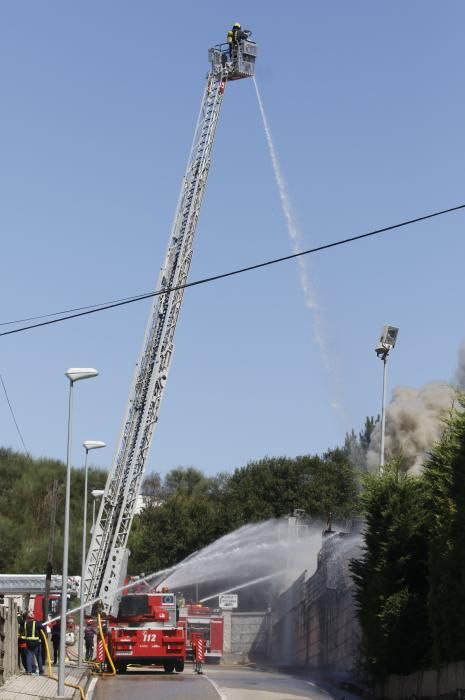 El fuego se ha registrado en una nave dedicada al reciclaje de residuos