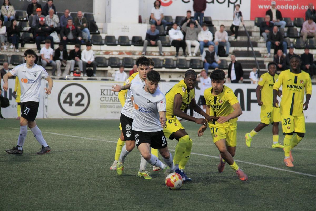 Imangel del duelo en El Clariano entre el Ontinyent 1931 y el Villarreal C, con triunfo para el filial.